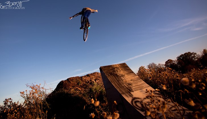 Lillen langar en tuck nohander. Foto: Simon Berggren. Åkare: Anton Thelander.