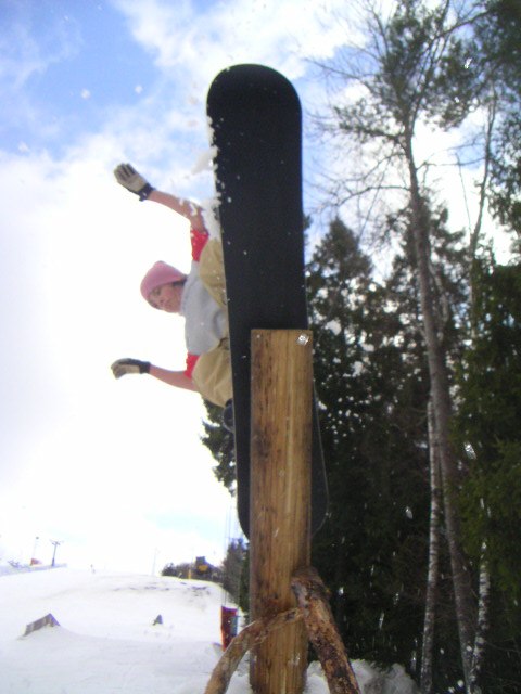 En sliskig/slaskig dag i slutet av säsongen. Vi h. Foto: Felix Engström. Åkare: Jens Ortner.