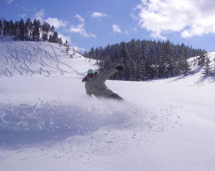 En perfekt dag i Wäsa med puder och sol.. Foto: Mattias Berglund. Åkare: Martin Andersson.