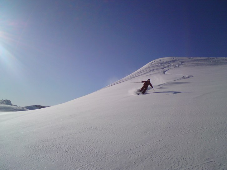 En skoterfärd till Gorsa ger ofta utdelning i for. Foto: Jonatan Bonthron. Åkare: Daniel Keskitalo.