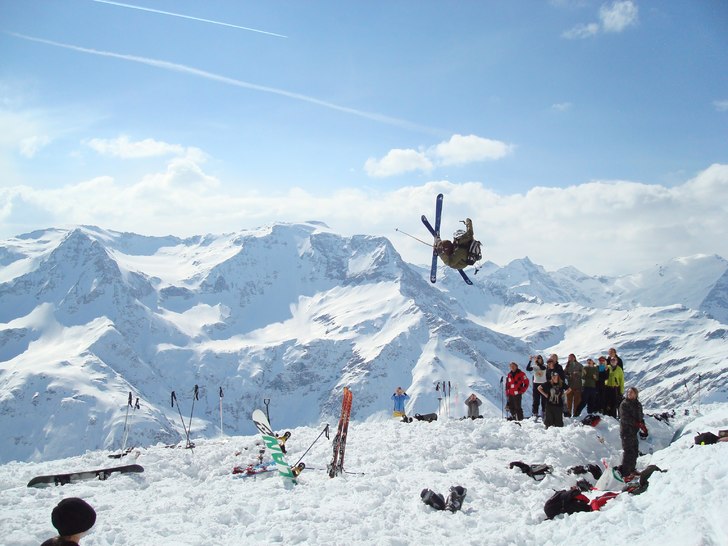 Vi byggde en liten kicker uppe på en klippavsats!. Foto: Joel Åhman. Åkare: Simon Jardevik.