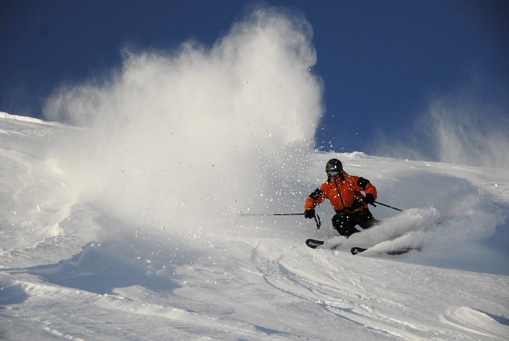 Jag tar några svängar.. blir halv begravd av sn�. Foto: Mikael Öhlund. Åkare: Simon Pontér.