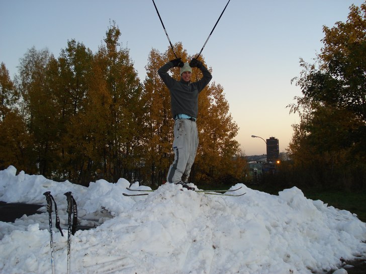 står på en snöhög utanför en hockeyhall =). Foto: David Martinsson. Åkare: Filip Giselsson.