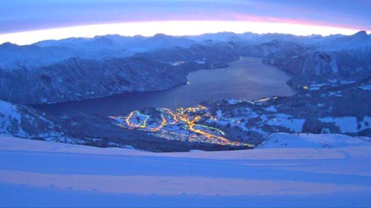 Laurdag 25.Februar

10cm nysnø siste døgn.
Hø.