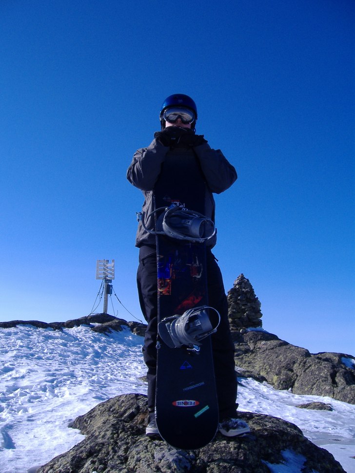 Pudersnöåkning efter en lång hajk. Foto: Mikael Svensson. Åkare: Rickard Magnusson.