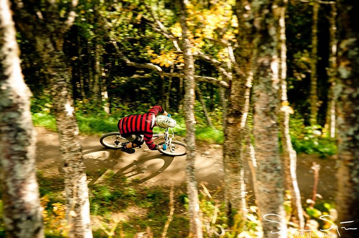 Kristian kör så det ryker genom en färgsprakand. Foto: Simon Sjörén - www.sjoren.se. Åkare: Kristian Axelsson.