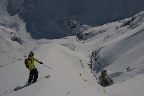 Her skal vi ned en fin renne nederst i Charvet.. Foto: Simen Sundt. Åkare: Rune Nyheim.