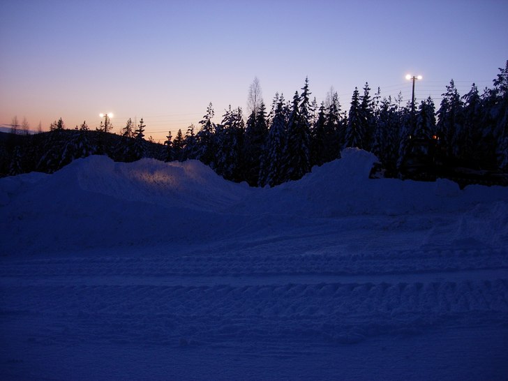 Här bygger jag ett hopp inför nattöppet i Svär. Foto: Kalle Hansols. Åkare: Kalle Hansols.
