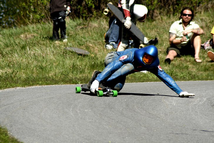 Spiken drar upp en massiv slaid i ca 40km/h innan . Foto: Martin Klawitter. Åkare: Spiken.