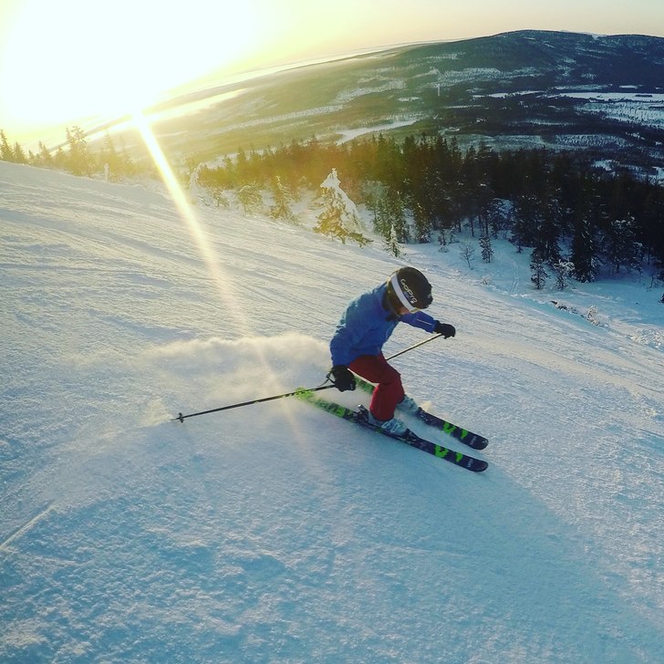 Sonen Viggo 9 år drar en repa nerför Älvan i St.