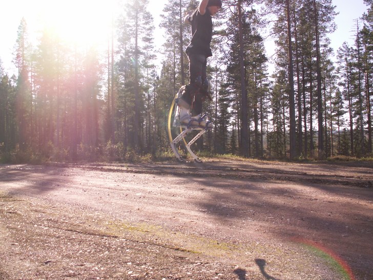 jag hoppar på mona POWERISER. Foto: mamma. Åkare: jag.