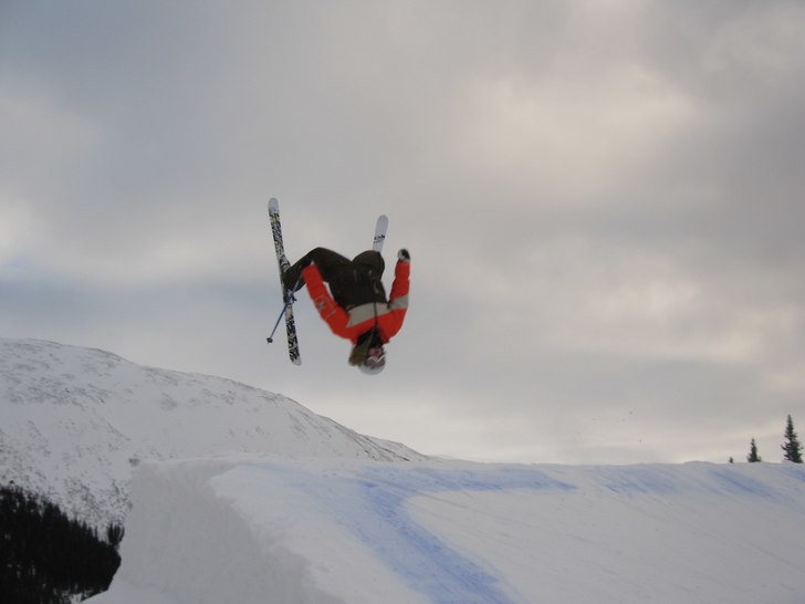 backflip i bydalen. Foto: Jakob Lundberg. Åkare: Olle Eriksson.