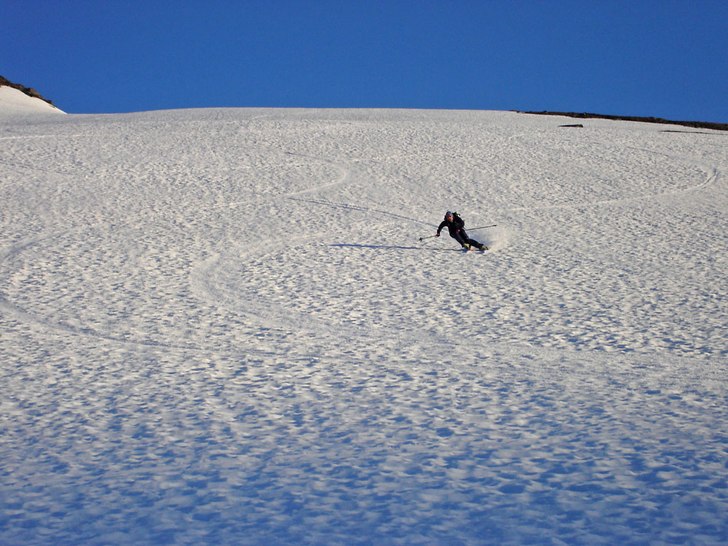 Carving på fjället 16 juni hör inte till vanlig. Foto: Knut Steines. Åkare: Björn Biller.