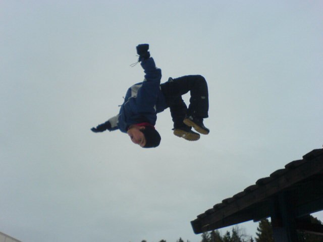 en bananbacklfip från ett skoltak på en lunchras. Foto: jesper. Åkare: jonatan.