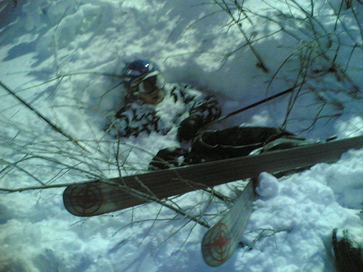 Efter en mindre lyckad backflip ut i pudersnön.... Foto: Tobias Dyrlind. Åkare: Richard Hannu.