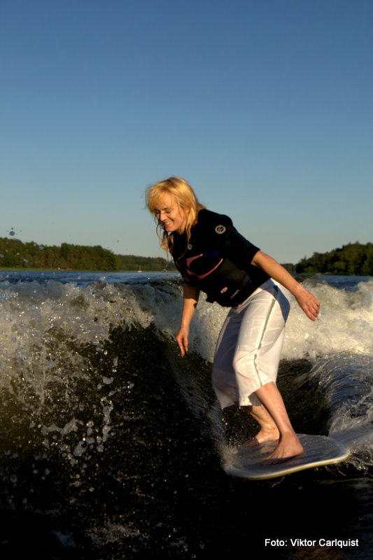 Wakesurf bakom båten. Foto: Viktor Carlquist. Åkare: Lotta Petz.