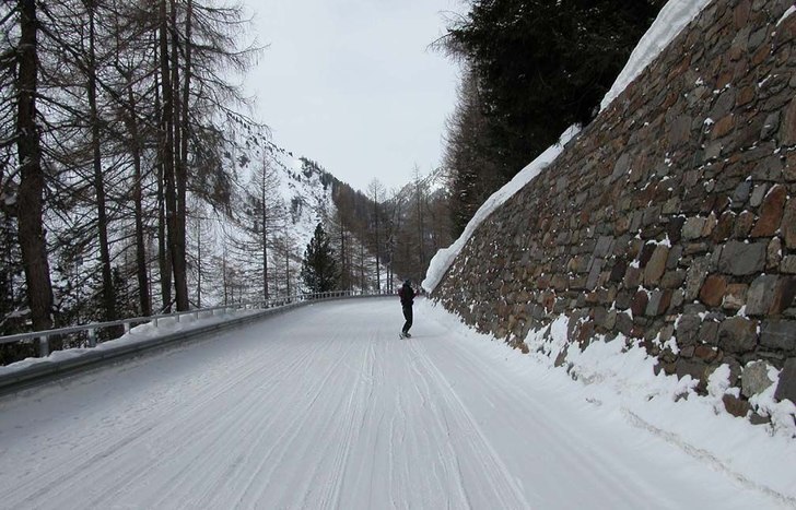 Gå? Nejnej! Efter en liten offpistrepa tog vi vä. Foto: Arvid Hejll. Åkare: Mattias Clarin.