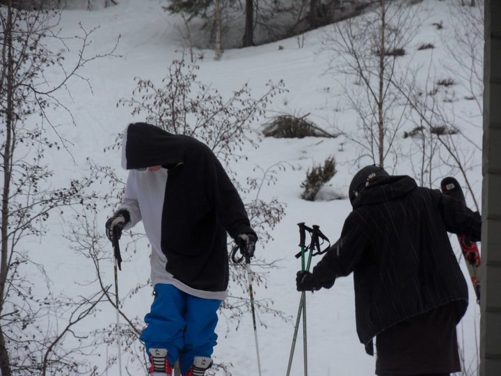 Hoppa lite vid stugan. Foto: Jockiz. Åkare: Adrian Sjöstrand.