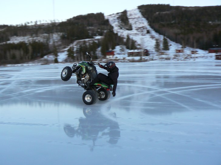 Enhandswheelie på isen med förra quaden. Foto: Elias Schön. Åkare: Rasmus Havbring.