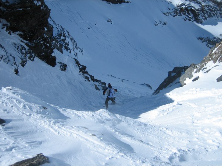 Ned i Noshörningen möter upp med Couloir Guyon.. Foto: Andreas Larsson. Åkare: Mattias Kloo.