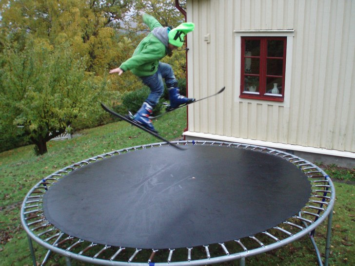 hoppar på stutsmattan,kul:d. Foto: rickard. Åkare: jag.