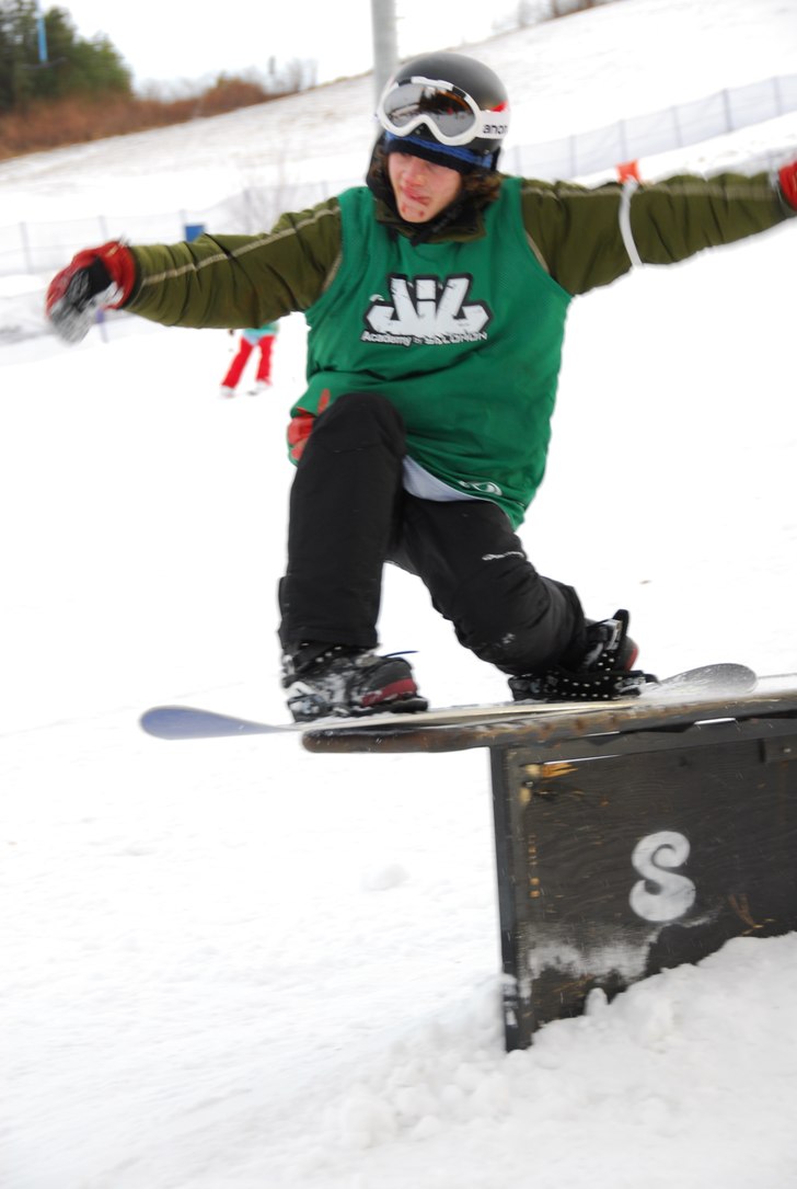 Japp, här är ett av mina hemmakokade railtrick. . Foto: Emil Isberg. Åkare: Dennis Asplund.