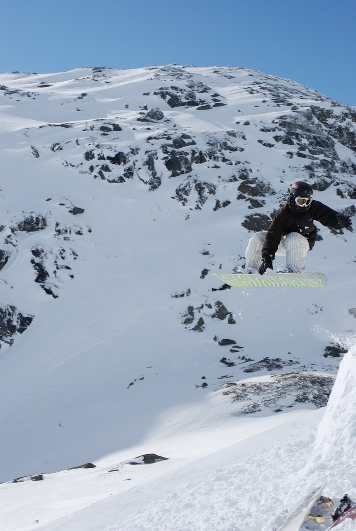 Första hoppet på en galen vecka.. Foto: Carl Meuller. Åkare: Charles Elfving.