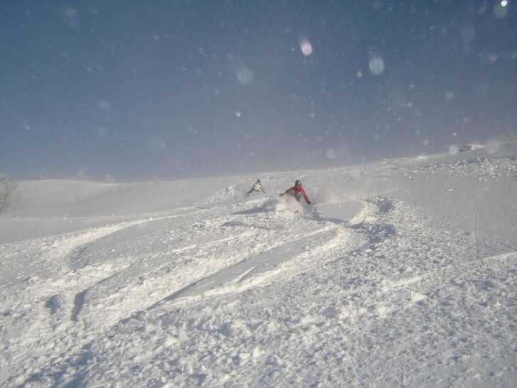 skön puder nedanför masten. Foto: Gustav Bergström. Åkare: jag och erik.