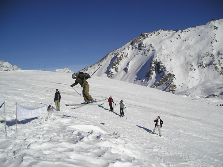 Nu kom skidorna på o börjar testa det lilla hopp. Foto: Tove. Åkare: Christian smith.