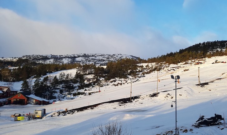 EN FIN SØNDAG MORGEN
Litt skyer og ditto blå him.