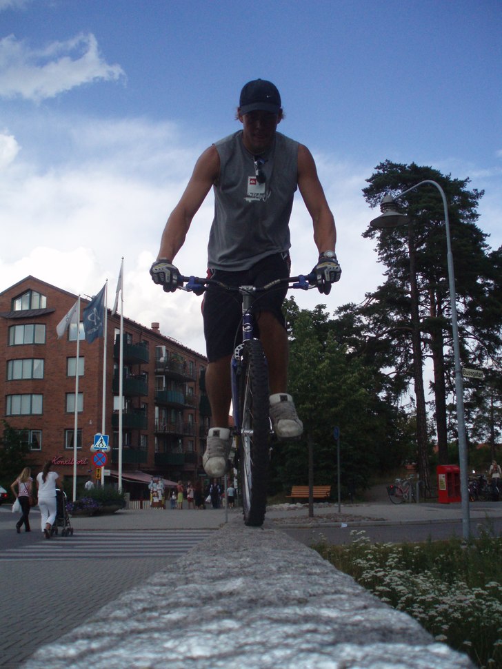 Balansträning.... Foto: Fredrik Heribertsson. Åkare: Tobbe Bonnedahl.