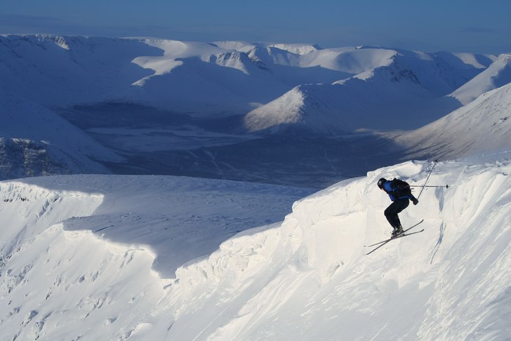 Audun kastar sig ut mot ett skönt åk, till bakgr. Foto: Erik Brinkman. Åkare: Audun Håkon Klyve Gulbrandsen.