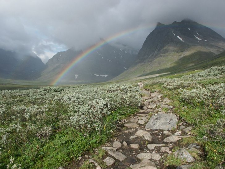 Inbjudande start på en dag fylld av sol, regn, sn. Foto: Jonas Emilsson.