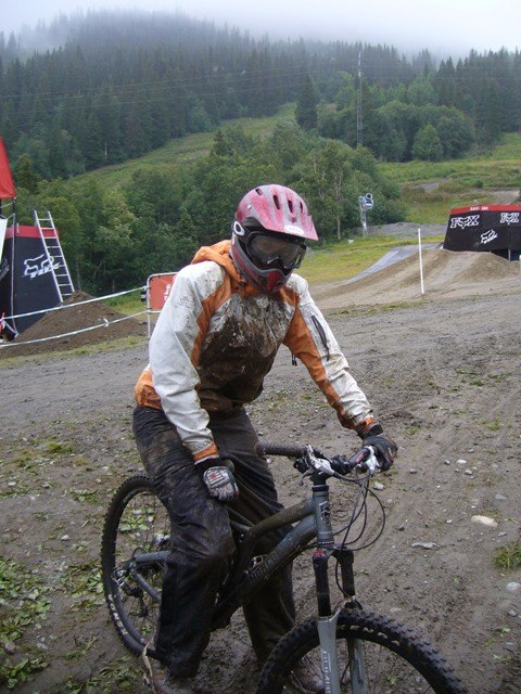...etter en frontside muddslide w/ faceplant...
. Foto: Dave. Åkare: Angelika.
