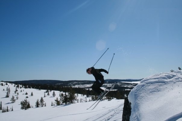 Mattias lämnar klippan med bra fart för en lugn . Foto: Michael Ek. Åkare: Mattias Kristensson.