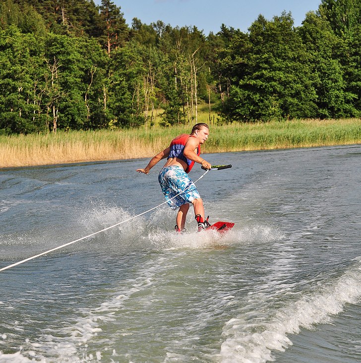 Denna åkare är ganska ny på wakeboard och såle. Foto: Daniel Skilberg.