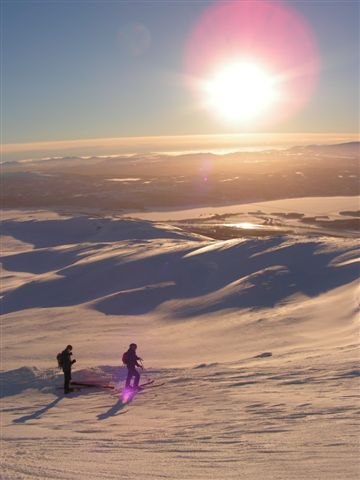 Av med stighudarna innan solen går ner.... Foto: Jakob Mjöbring. Åkare: Olof och Anders.
