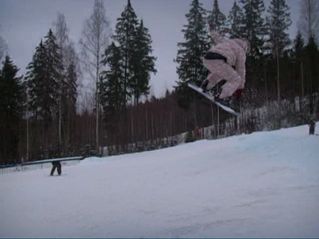 Försöker mig på en bs 360 grab men krashar i la. Foto: Jeanette Aronsson. Åkare: Carmen.