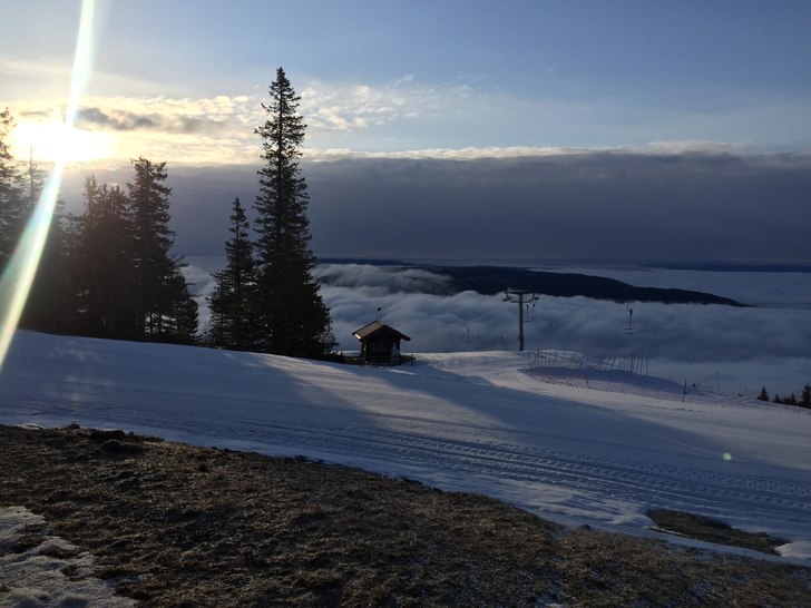 Solen prøver å titte frem!
Siste åpningshelg og.
