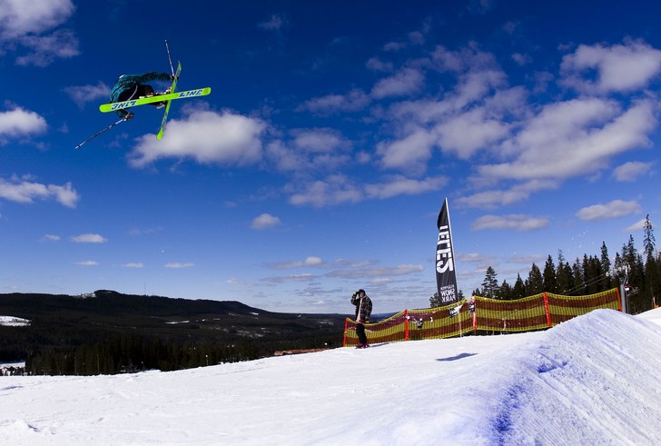 Douglas Källsbo som hoppar lite i kläppens park . Foto: Robin Andersson. Åkare: Douglas Källsbo.