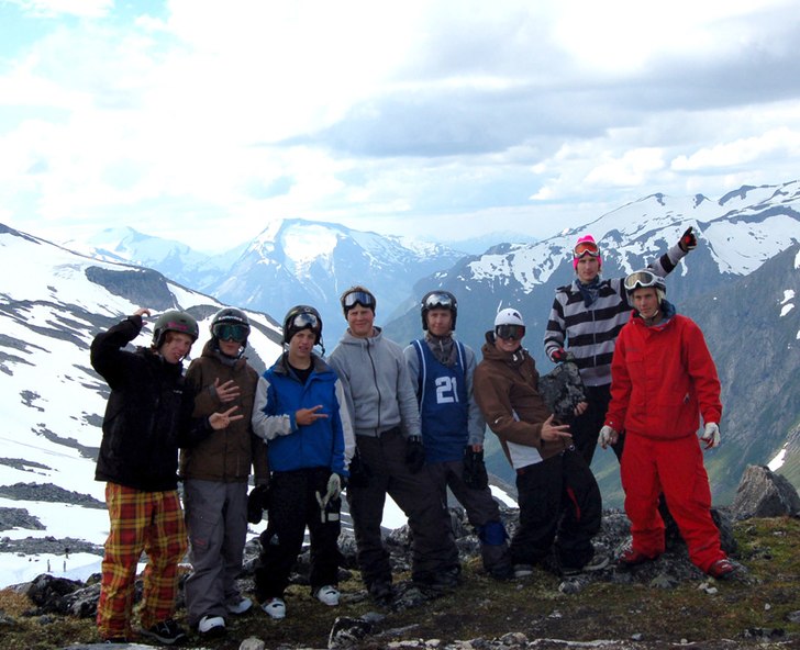 Gruppbild från stryn. 
Fr.v. Birk, Karl, Eric, D. Foto: Självutlösarsson. Åkare: Birk, Karl, Eric, David, Martin, Johan, Gustav, Oskar.