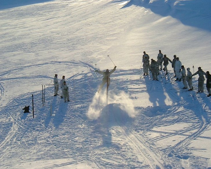 Vår pluton har gruppvis hopptävling under vår f. Foto: Anders Hansén. Åkare: Furir Dahlberg.
