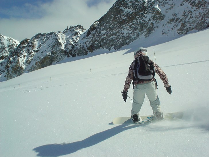 Dottern testar att åka utanför pisten för förs. Foto: Micke Grönlund. Åkare: Tamara.