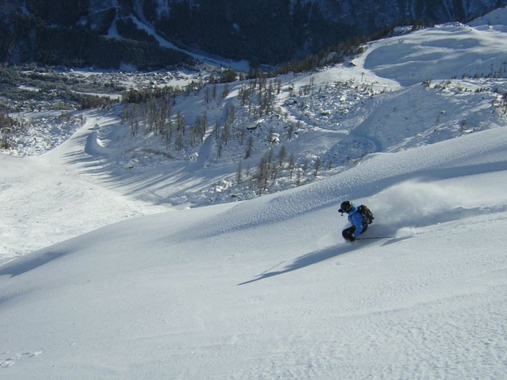 Anna lägger några sköna svängar.. Foto: Per Jonsson. Åkare: Anna Carlsson.
