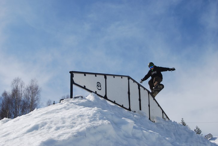 boardslide på hand rail i bjursås.. Foto: Hjalmar Olsen. Åkare: Algot Olsen.
