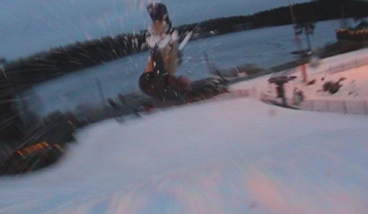 Jag kör en frontflip utför stora landningen i V�. Foto: Felix Engström. Åkare: Jens Ortner.