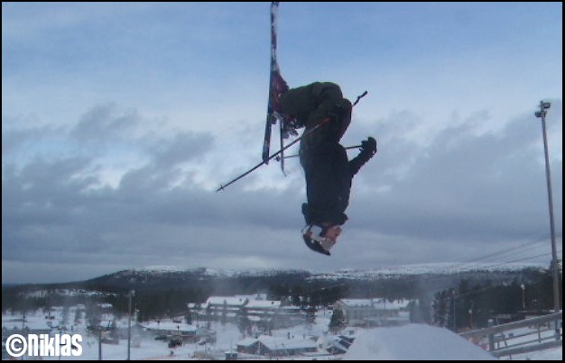 Jag känner mig uppochned ;). Foto: Simon Biteus. Åkare: Niklas Lönnermo.