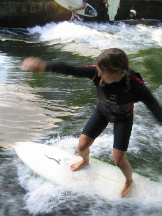 lite surf pa münchens konstgjorda vagor... hett t. Foto: david badalec. Åkare: madelene nilsson.