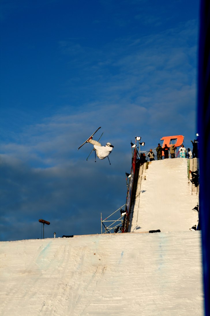 Jacob kör någon slags flip under uppvärmningen.. Foto: Simon Berggren. Åkare: Jacob Wester.