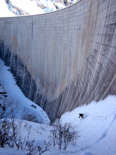 Dammen vid Lac de Moiry som var slutet på e kul �. Foto: Nordis. Åkare: Ponta.